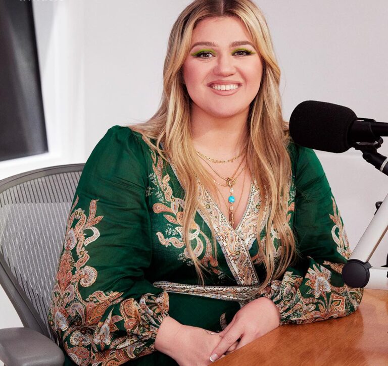 Kelly Clarkson Weight Loss Journey: How She Did It!